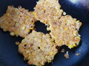 煎好后两面都撒上适量椒盐粉就可起锅了。