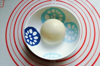 然后揉成光滑的面团盖保鲜膜发酵；