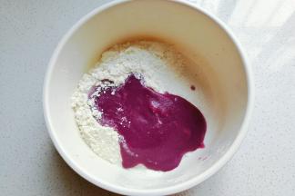 然后将紫薯酵母水倒入面粉中拌均匀；