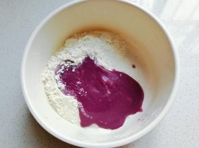 然后将紫薯酵母水倒入面粉中拌均匀；