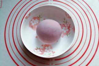 再把紫薯面团也揉成光滑的面团盖保鲜膜发酵；