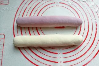 将发酵好的两种面团取出挤压排气，然后滚成圆柱状，再分成均匀的小剂子；