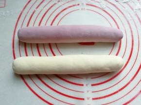 将发酵好的两种面团取出挤压排气，然后滚成圆柱状，再分成均匀的小剂子；