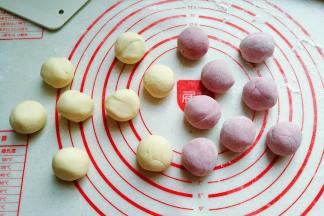 接着把小剂子搓成圆面团；