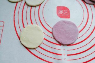 再把双色小面团，分别擀成厚一点的圆面片；