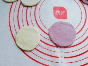 再把双色小面团，分别擀成厚一点的圆面片；