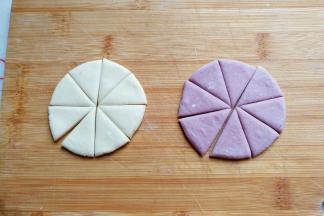 然后把圆面片切上“米”字花刀，得到8块小三角形面片；