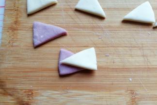 接着紫色一片，白色一片交叉着叠加起来；