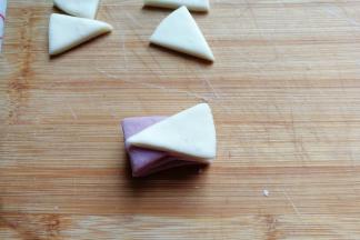 一直叠加到8片，即左边紫色4片，右边白色4片