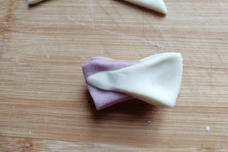 然后将两头用双手捏紧；