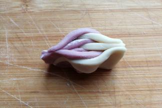 接着侧面过来，把两头稍微拉伸一下，向下翻转再把两头合在一起捏紧即好；（此步骤一个人实在不好拍照，谅解一下哦）