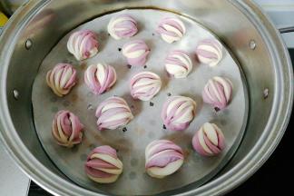 依次做完所有的小花卷，然后放入蒸锅中再醒发20分钟左右，再开火蒸15~20分钟即好。