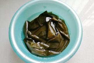 干海带一片清洗干净用水充分泡发；