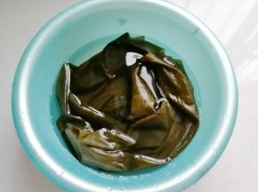 干海带一片清洗干净用水充分泡发；