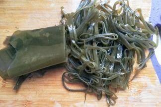 将泡发好的海带切成细丝备用；