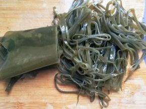 将泡发好的海带切成细丝备用；