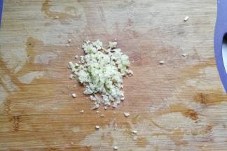 剁适量蒜蓉备用；