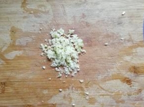 剁适量蒜蓉备用；