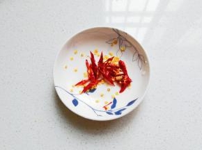 干红辣椒切小段备用；