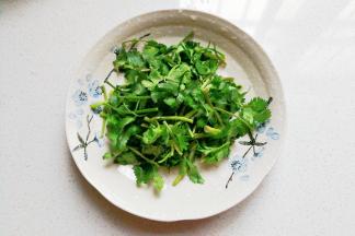 香菜适量洗净切好备用；