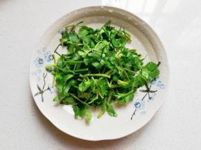 香菜适量洗净切好备用；