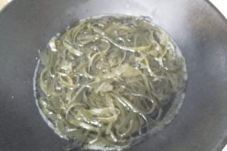 锅中入适量水，放入海带丝烧开焯水；