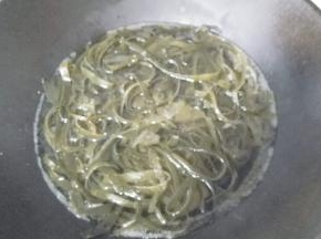 锅中入适量水，放入海带丝烧开焯水；