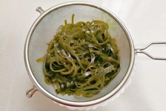 焯好水的海带丝捞起过凉水冲洗一下沥干备用；