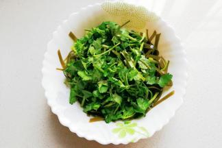 接着把沥干的海带丝装入大碗中，并加入香菜；