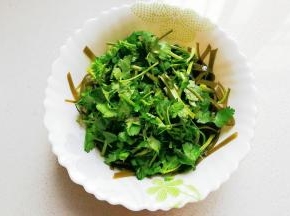 接着把沥干的海带丝装入大碗中，并加入香菜；