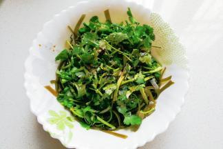 再调入适量盐，生抽，醋，胡椒，鸡精；