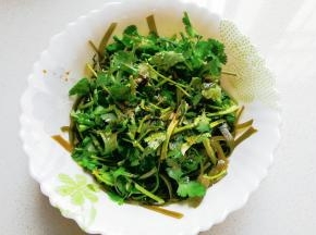 再调入适量盐，生抽，醋，胡椒，鸡精；