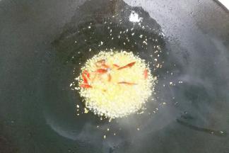 锅中入适量油，放入蒜蓉和干红辣椒煸出香味；