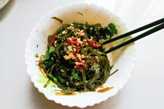 然后将油倒入海带中翻拌均匀，最后淋少许香油和花椒油拌均匀即可。（拌好后，放置两小时后食用口感更佳）