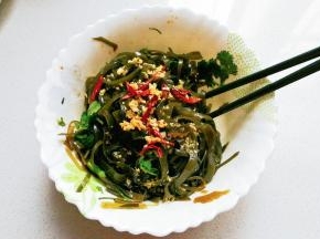 然后将油倒入海带中翻拌均匀，最后淋少许香油和花椒油拌均匀即可。（拌好后，放置两小时后食用口感更佳）