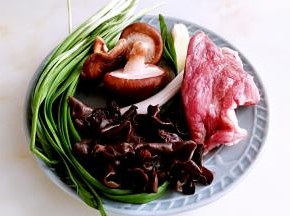 准备配菜。