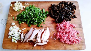 所有的食材处理一下，如图。