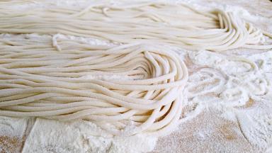 准备碱面，这是我自己做的。