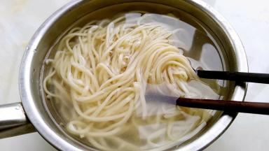 碱面开水煮3分钟，捞出过入凉开水中备用。煮面的时候调入2克盐，煮出来的面格外的筋道爽滑。