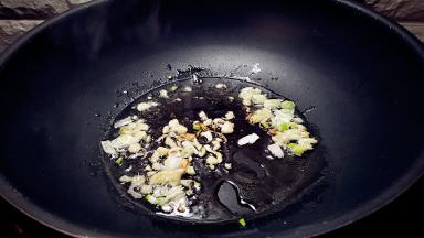 锅中放油烧热，放入葱，蒜小火炝锅。