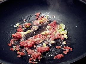 倒入肉末。