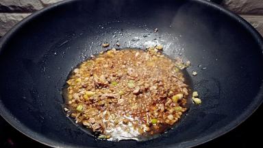 淋入生抽，蒸鱼鼓油，米酒，胡椒粉，五香粉。