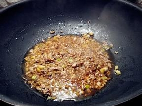 淋入生抽，蒸鱼鼓油，米酒，胡椒粉，五香粉。