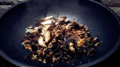 放入香菇和黑木耳翻炒几下。