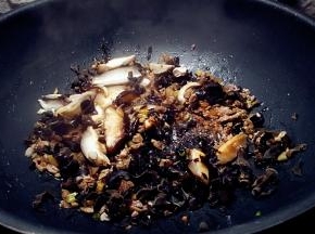 放入香菇和黑木耳翻炒几下。