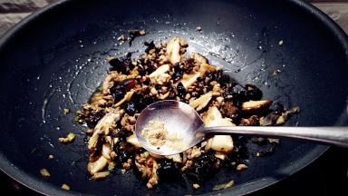 放入胡椒粉，五香粉。