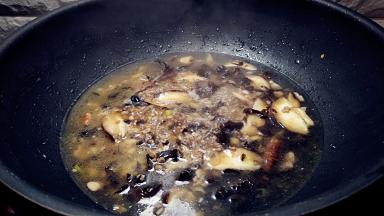 倒入半碗清水煮开，盖上锅盖闷烧5分钟。