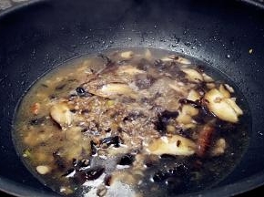倒入半碗清水煮开，盖上锅盖闷烧5分钟。
