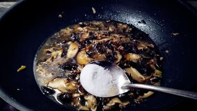 煮至汤汁浓厚出味，调入盐。