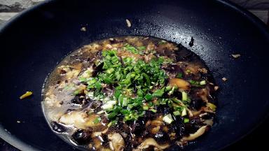 撒上韭菜碎就可以断火。